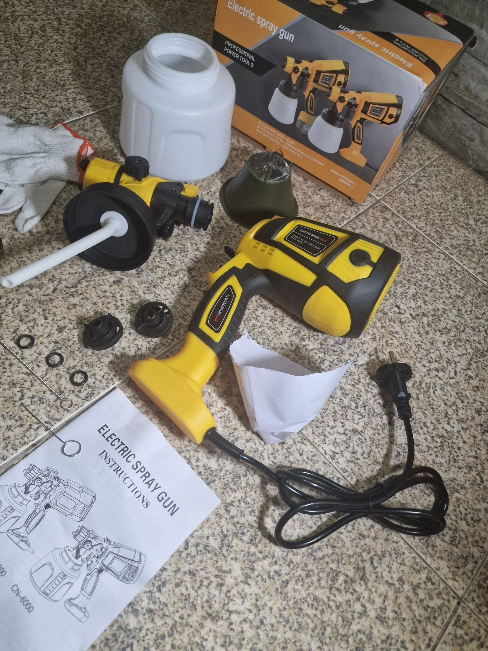 Pistolet de peinture électrique HVLP jaune, avec une puissance variant entre 650W et 850W. – photo 3